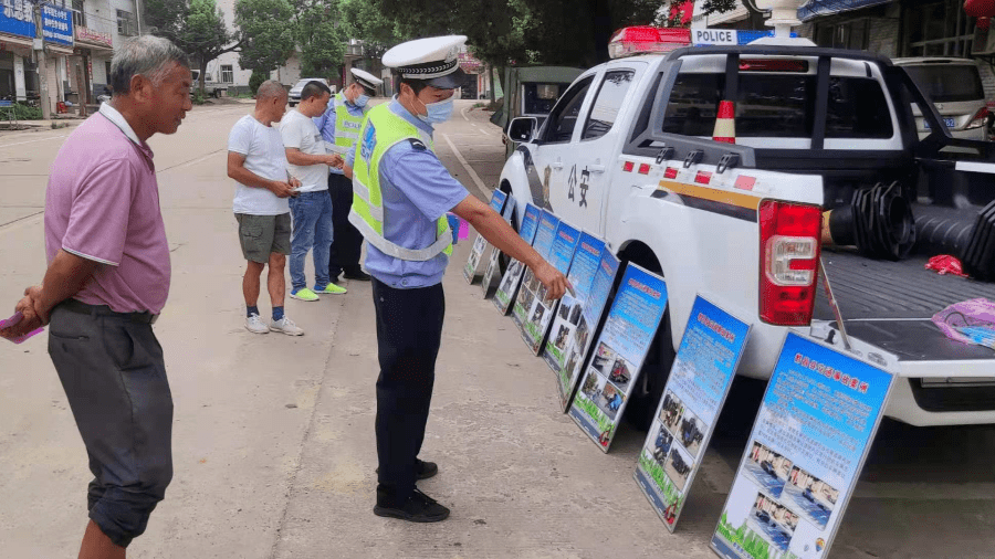 都昌交警开展"一盔一带"交通安全宣传活动