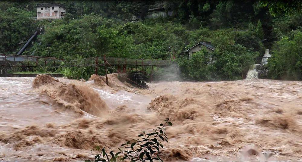 8月23日上午,持续的暴雨致忠县戚家河水位上涨,洪水漫过部分道路.