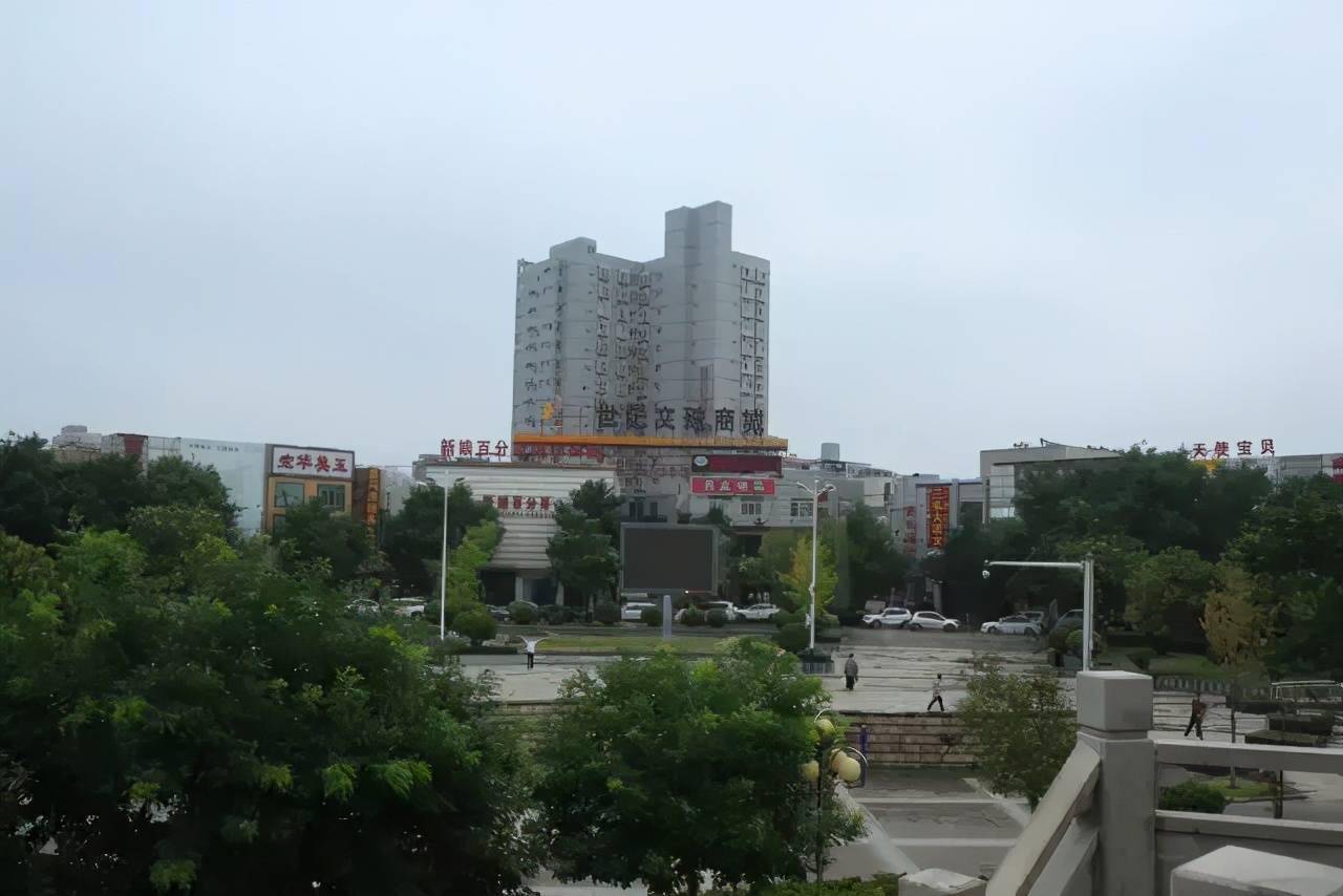 该塔,也是县城的一个标志性建筑.作者简介:麻世民,大荔县住建局干部.