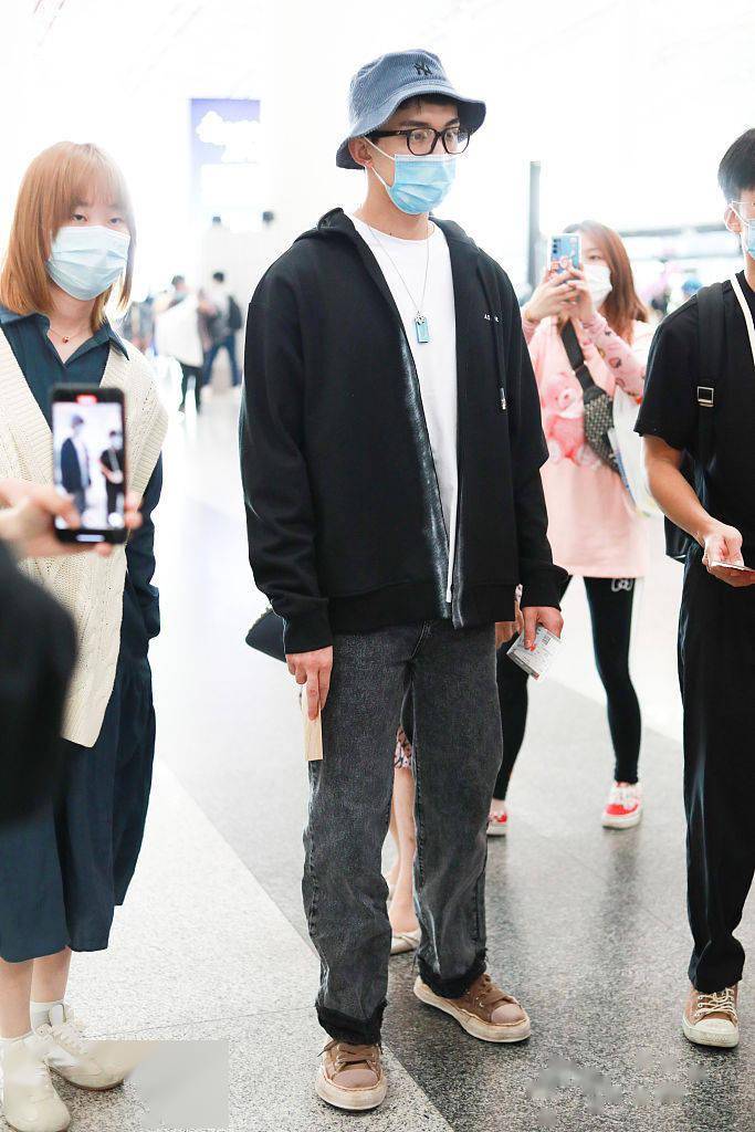 男装|今年的爆款鞋非TA莫属 承包大半个娱乐圈的溶解鞋