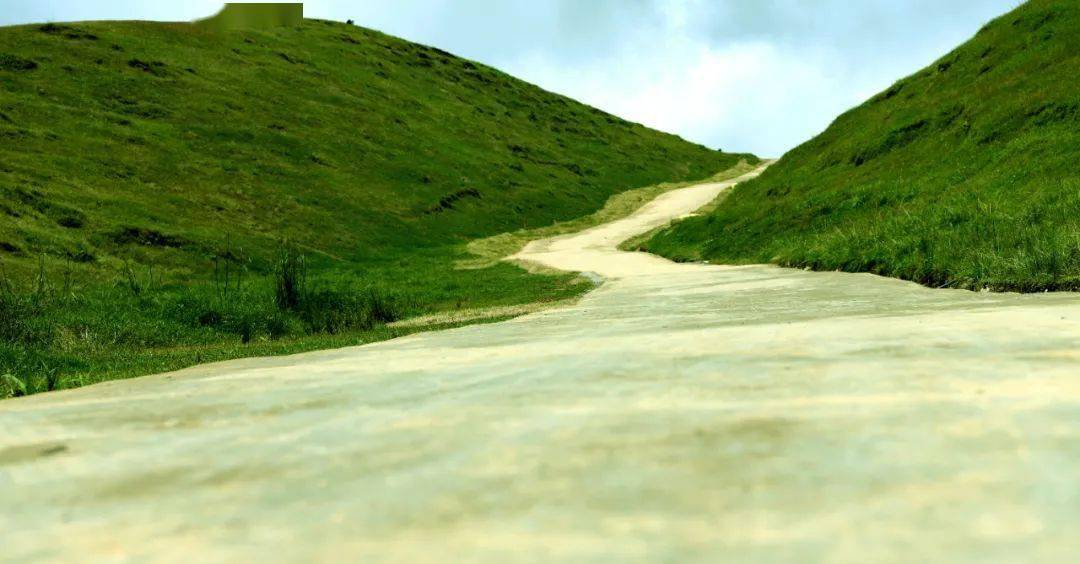 仰天湖景区道路猜到了吗石灰,黄泥巴,沙粒搅拌将成为三合土而在
