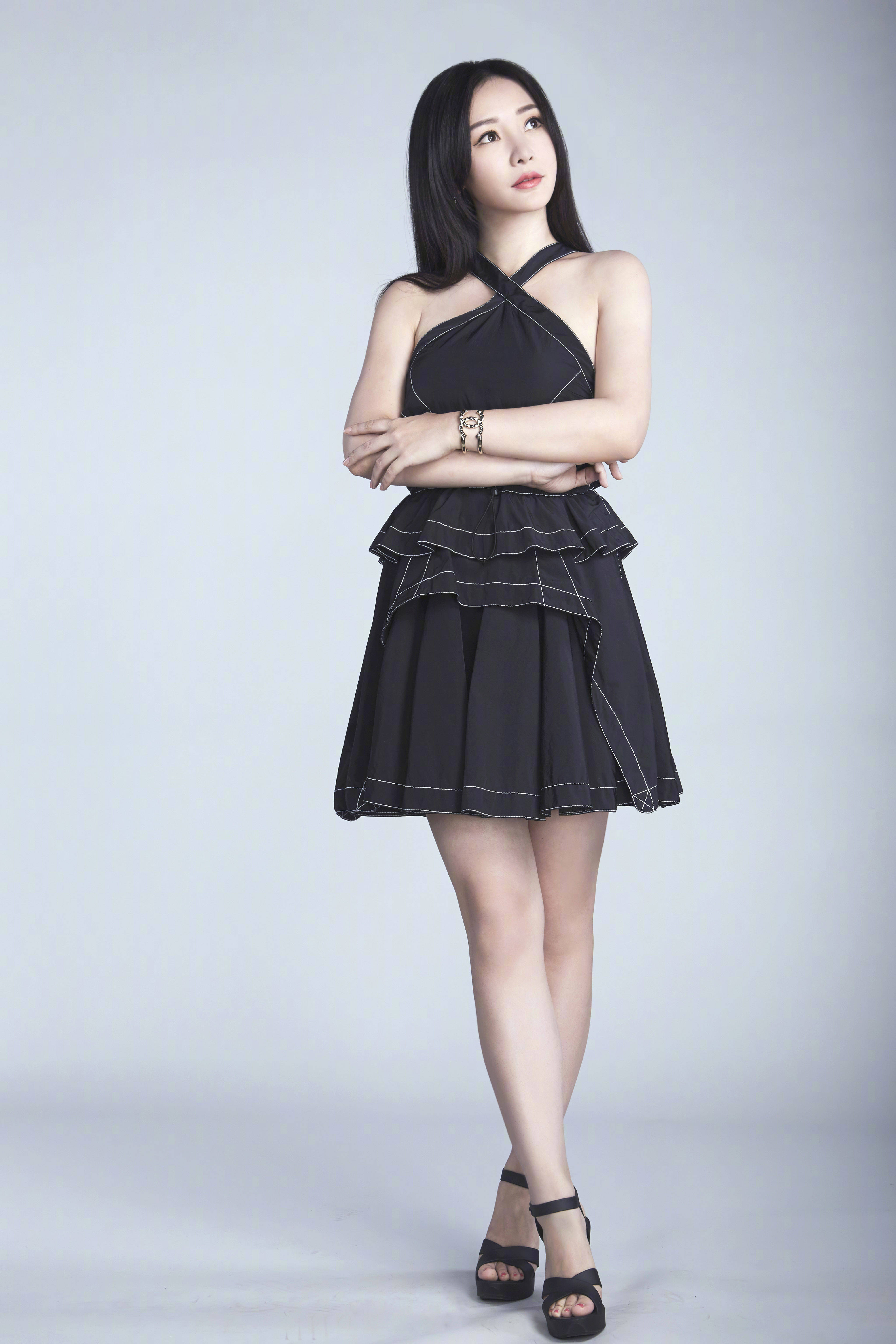 38岁柳岩韵味十足,清新裙美回18岁,网友:单身没道理_裙子