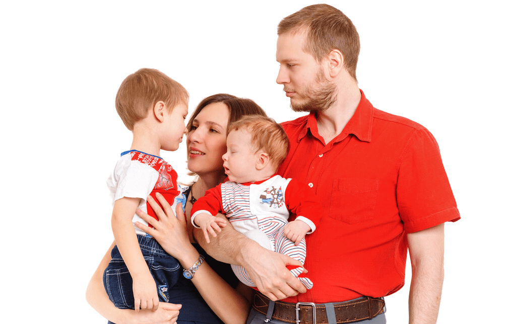 后很|许多父母不愿承认：二胎小时候是玩伴，长大后很容易变“仇人”