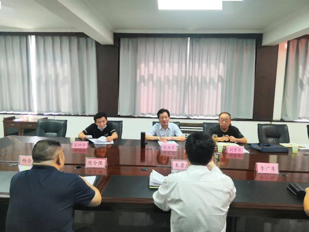 8月23日,县人大常委会副主任吕久昌主持召开优化营商环境"两条例"第一