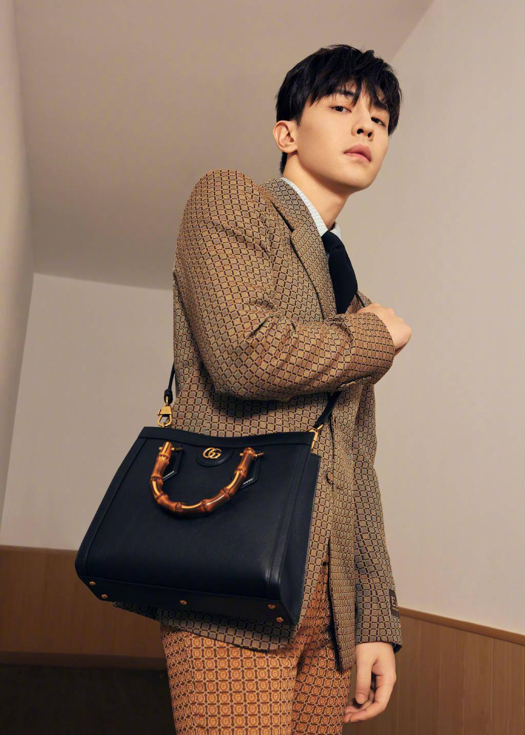 邓伦更博分享gucci大片复古格纹西装定义自我风格