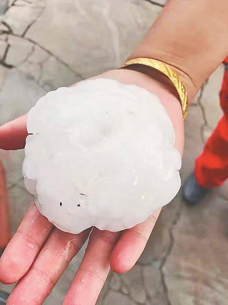 大庆下的冰雹有粘豆包那么大