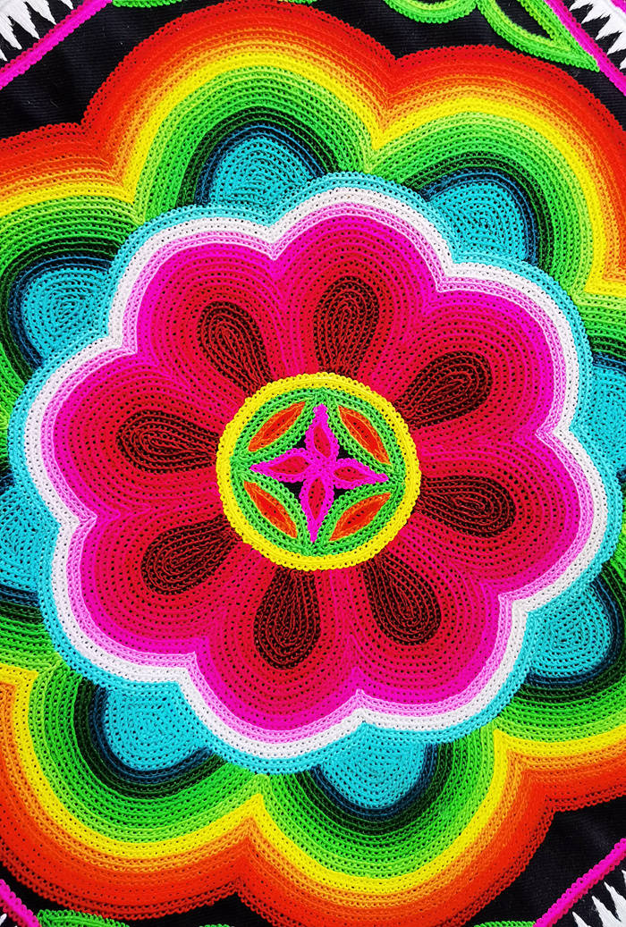 互助绣娘手中七彩线盘出土乡新生活