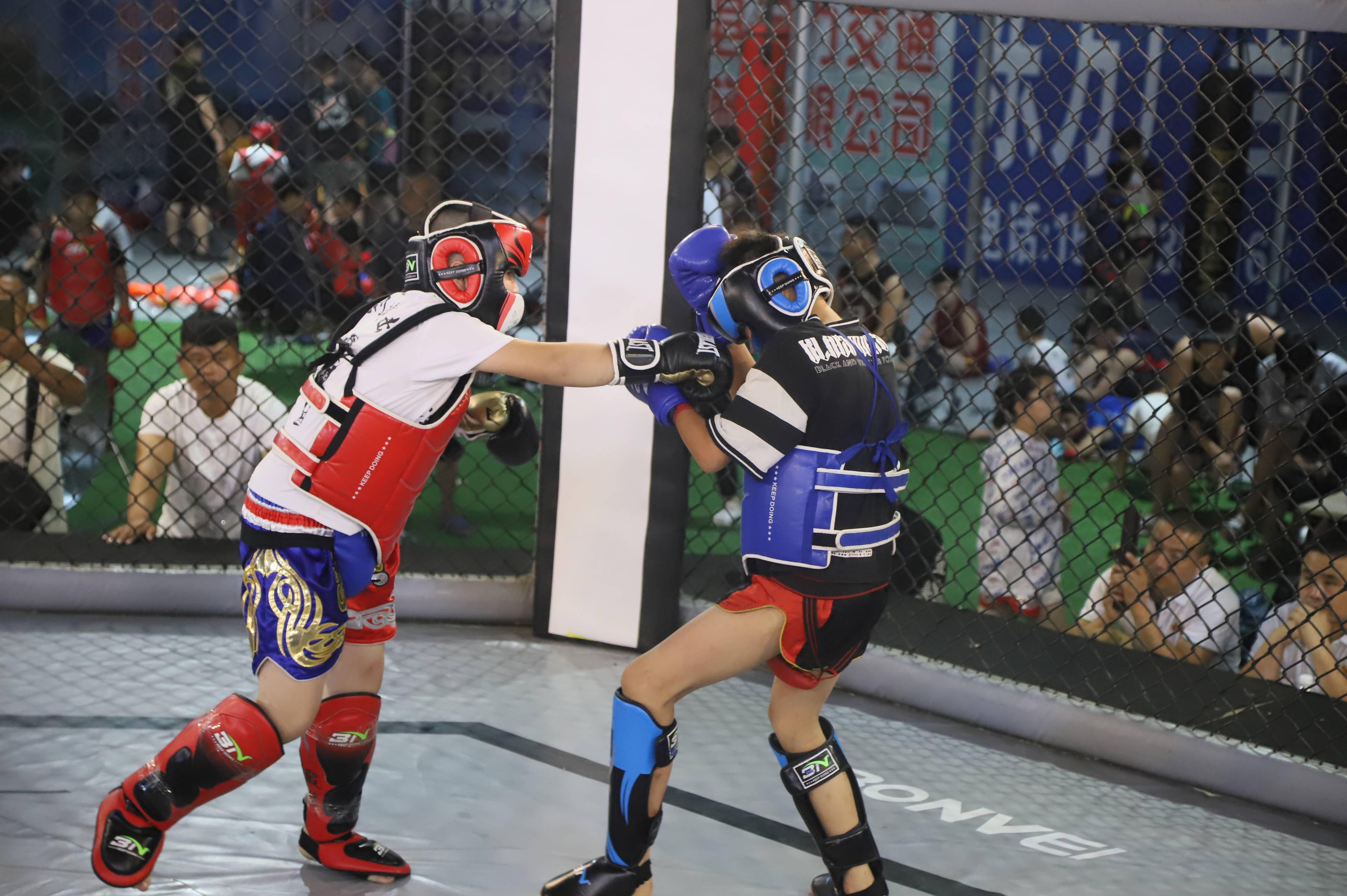 蓬莱硬汉天下搏击俱乐部角逐全国青少年搏击大赛喜获大满贯