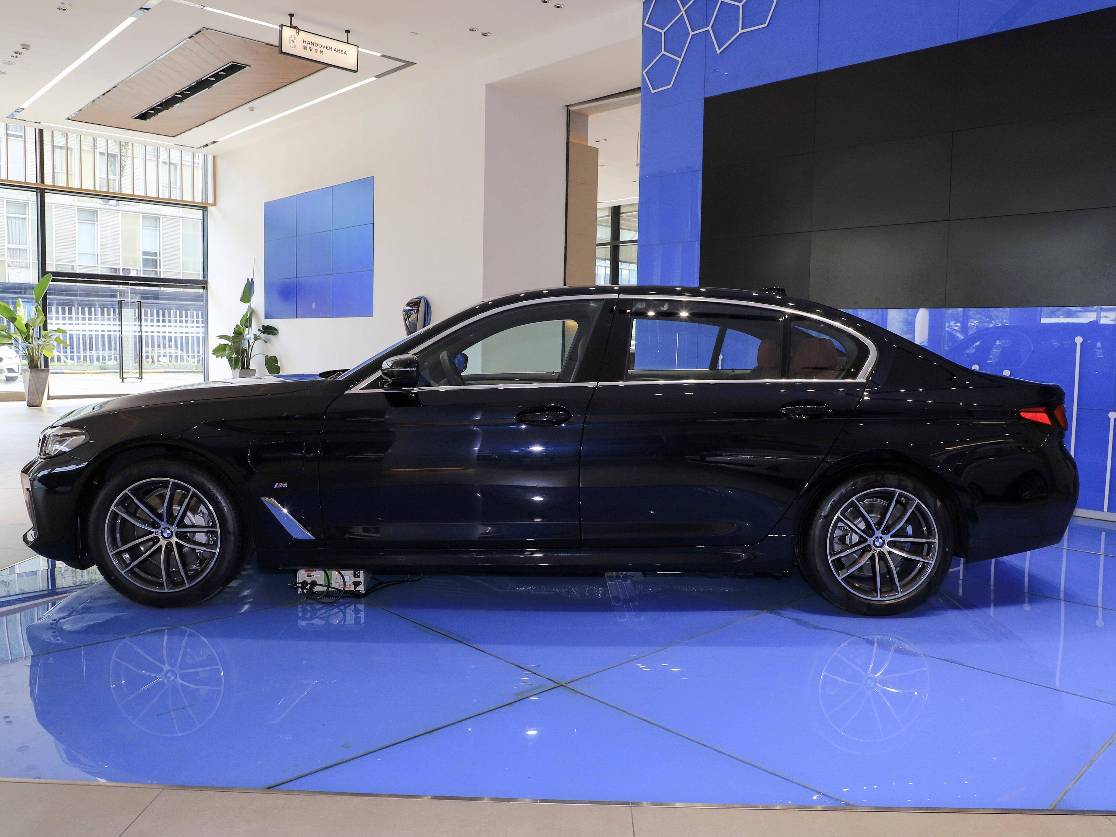 宝马5系新能源还是燃油车对比(宝马电动车值得买吗)_跑车网