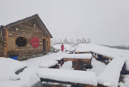 四川|达古冰川迎来初秋第一场雪