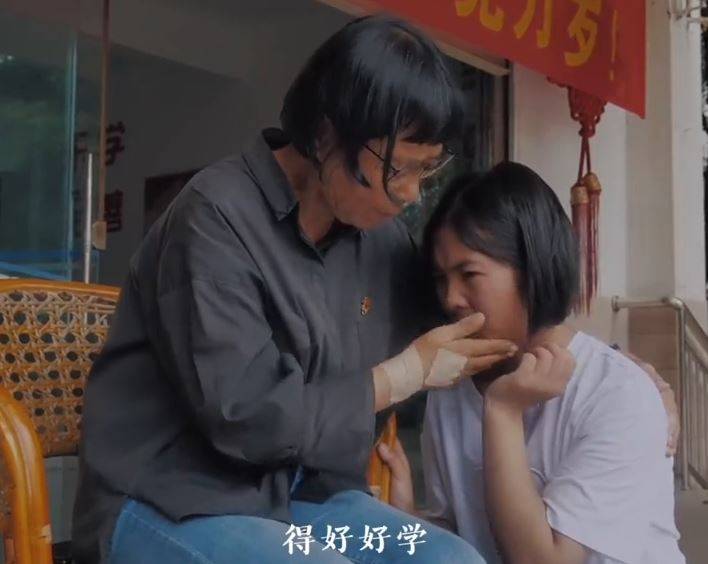 谈话|华坪女高开课，张桂梅对失去父母的新生说：到女高来了啥也不怕！