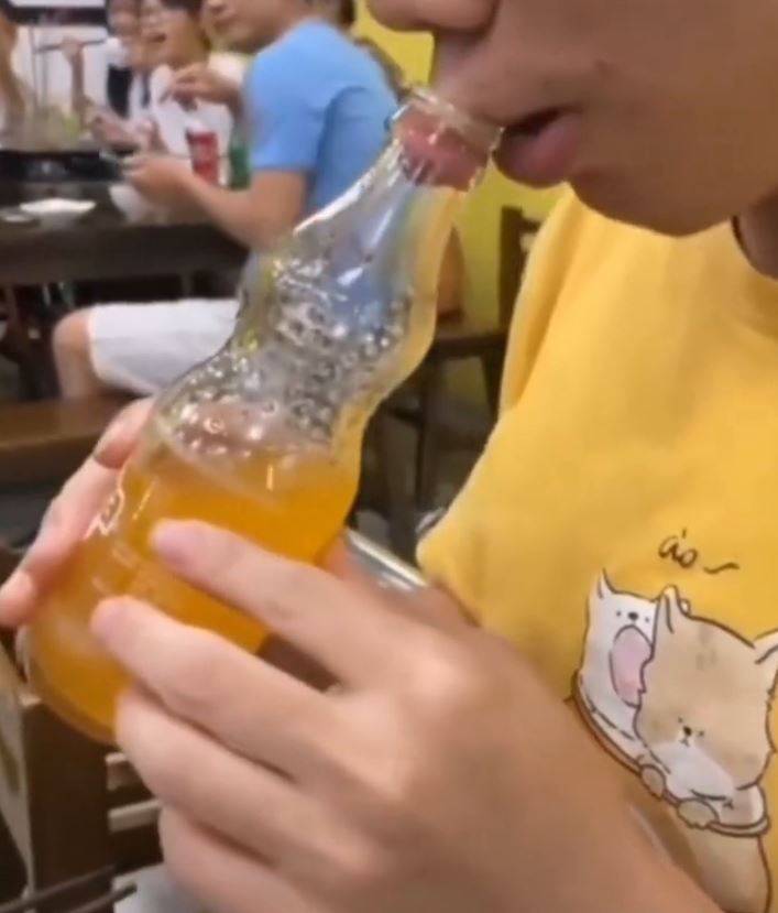 男子喝饮料嘴唇被汽水瓶吸住秒变香肠嘴