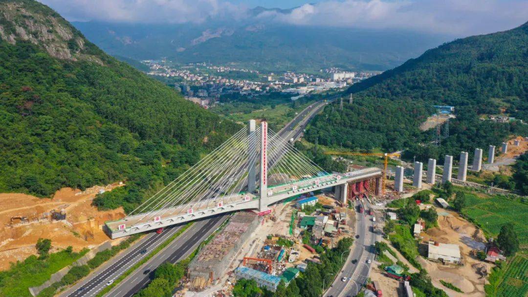 不到1小时福厦高铁作为"八纵八横"东南沿海高速铁路的重要通道全长