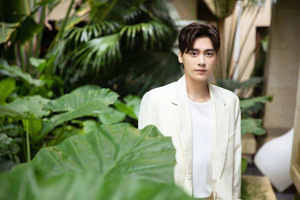 西装|李易峰白西装清新优雅妥妥贵公子 绿植背景添清爽帅气