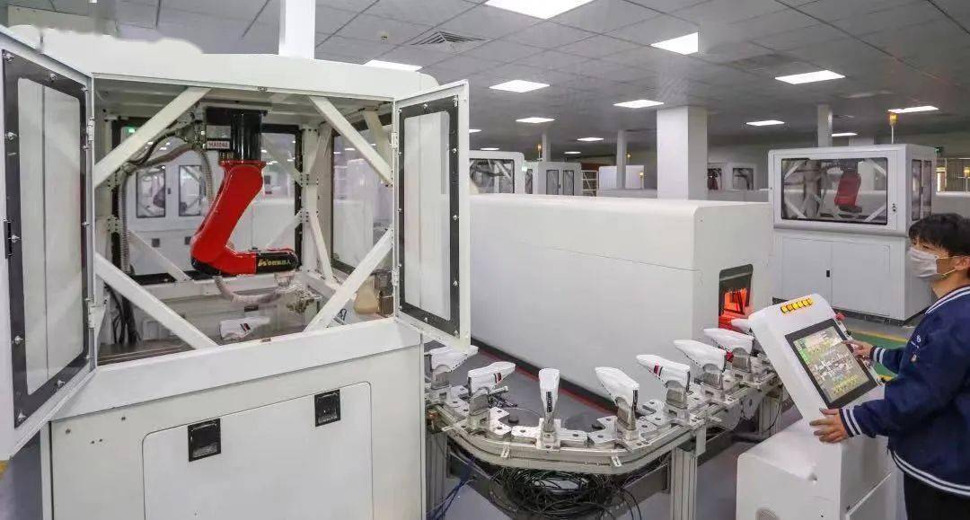 华宝智能科技有限公司研发的制鞋生产线尽管如此,有不少中小型企业仍