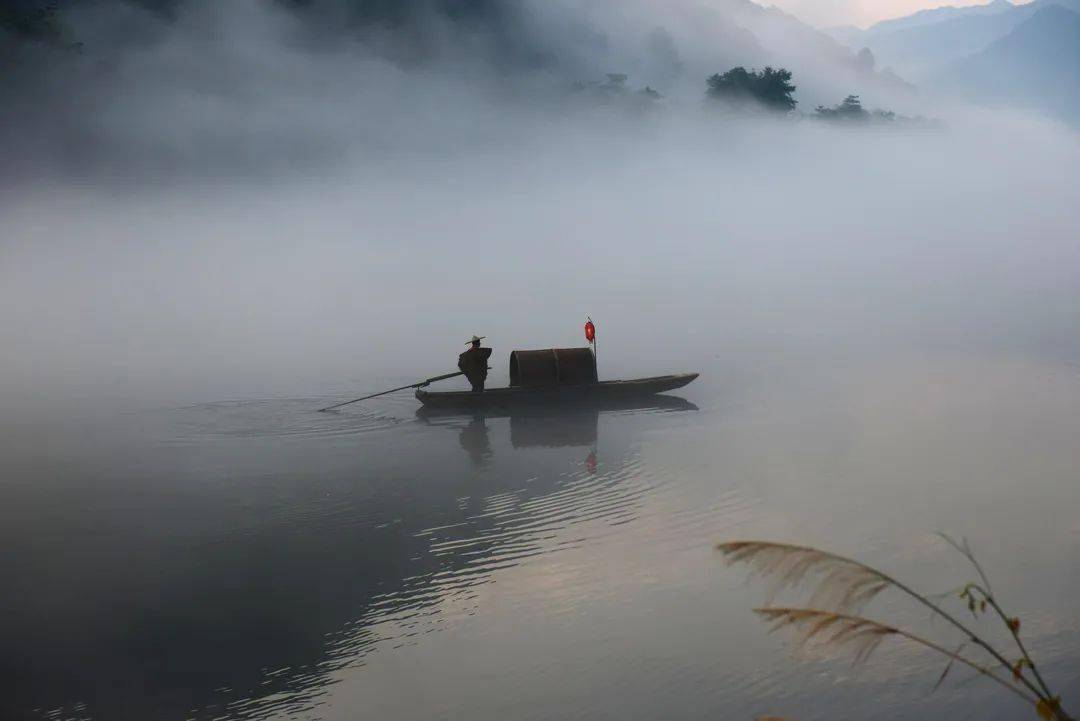 小东江,一叶扁舟江中闲荡.