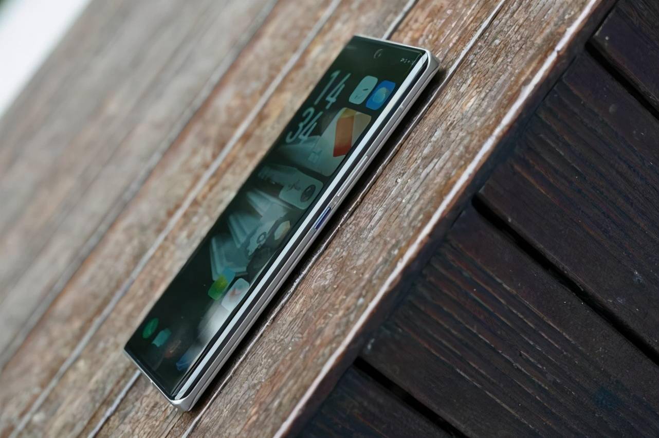 微弧曲面屏砂岩质感机身iqoo8pro更懂消费者的需求了