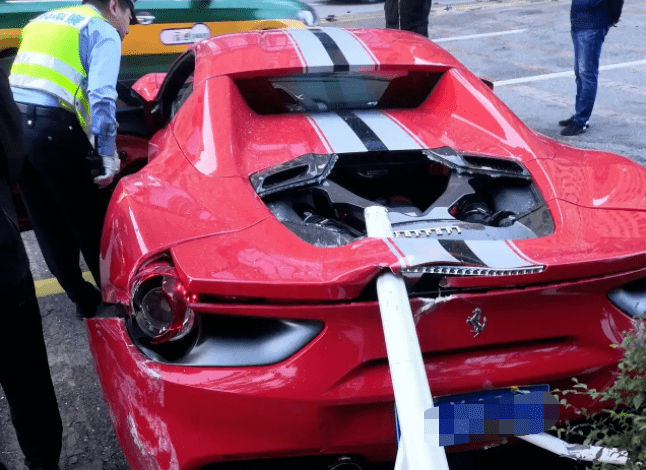 呼和浩特:一辆红色法拉利跑车撞上隔离护栏,栏杆插入车尾