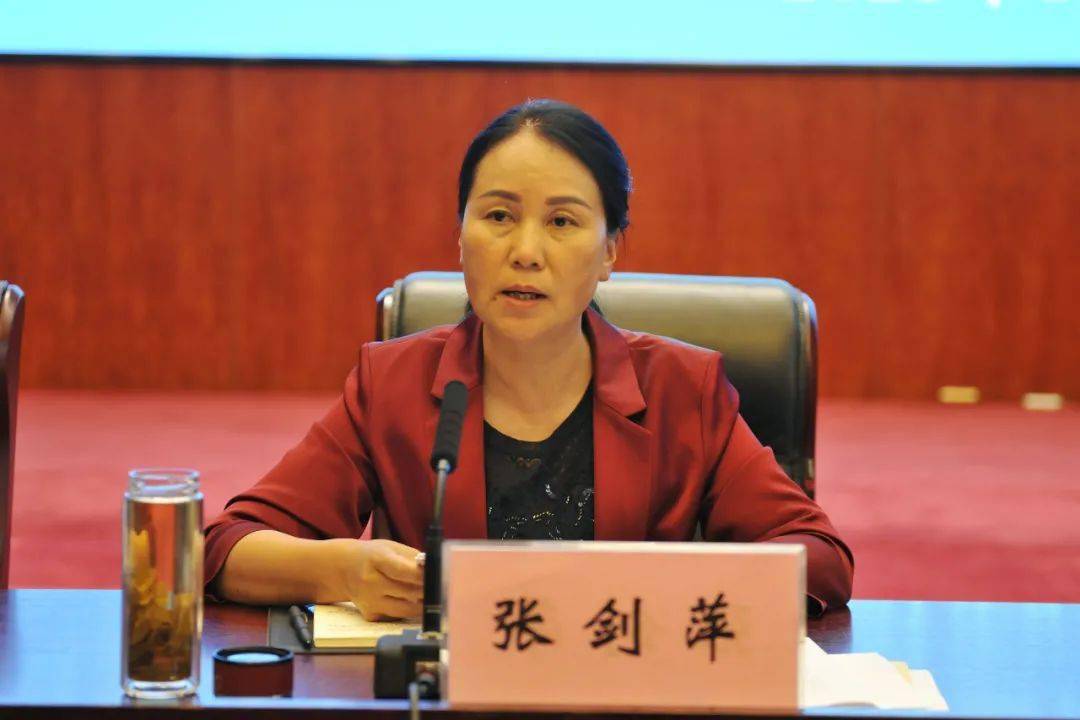 张剑萍在会议小结时指出,通过四年的实践,"三问一评"工作监督的作用