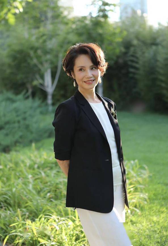 60岁央视主播徐俐退休西服配衬衣优雅干练镜头怼脸拍大气从容