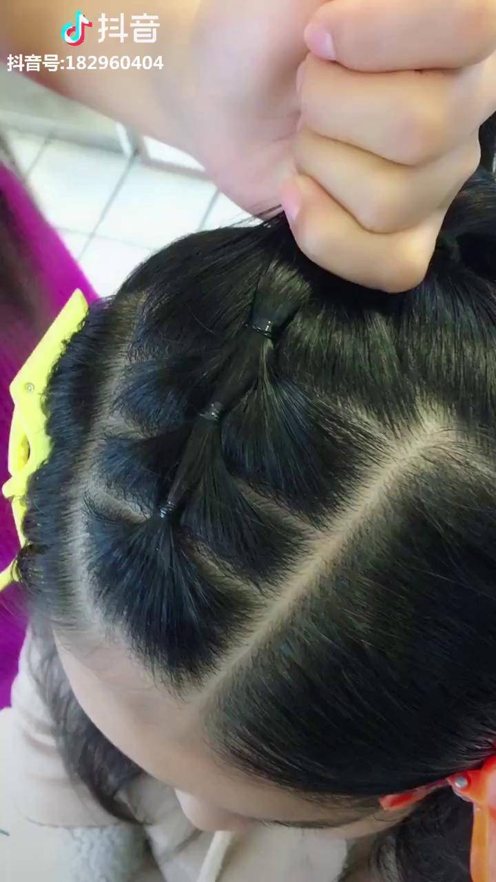 这个简单长头发的扎起来适合12岁以下宝贝
