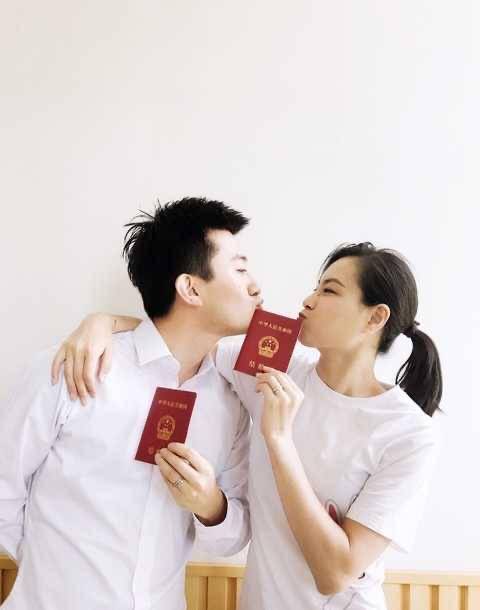 小腹|吴敏霞怀二胎后现身机场，衣着宽松小腹微隆，丈夫推行李好宠爱