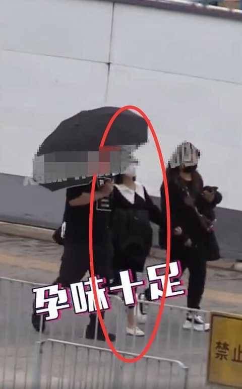 合体|谢娜产后与张杰合体秀恩爱，接双胞胎女儿放学，身材臃肿抱娃显吃力