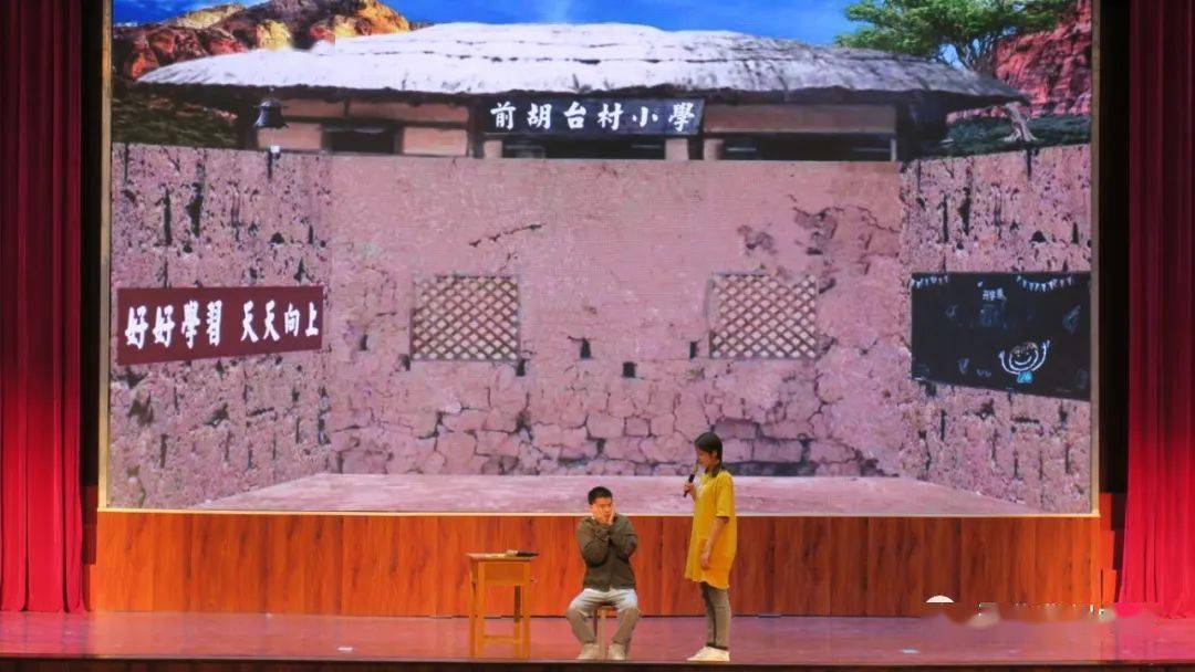 生物组新教师表演的小品《你的模样》,令人捧腹大笑.