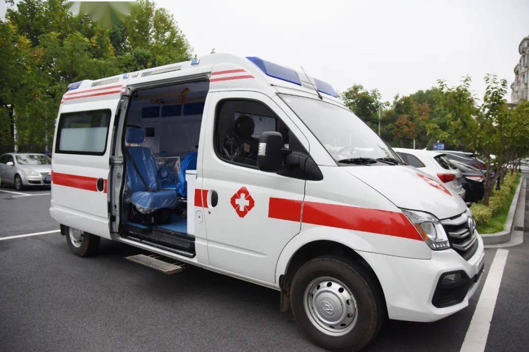 优秀爱心企业家向市疫情防控指挥部捐赠救护车