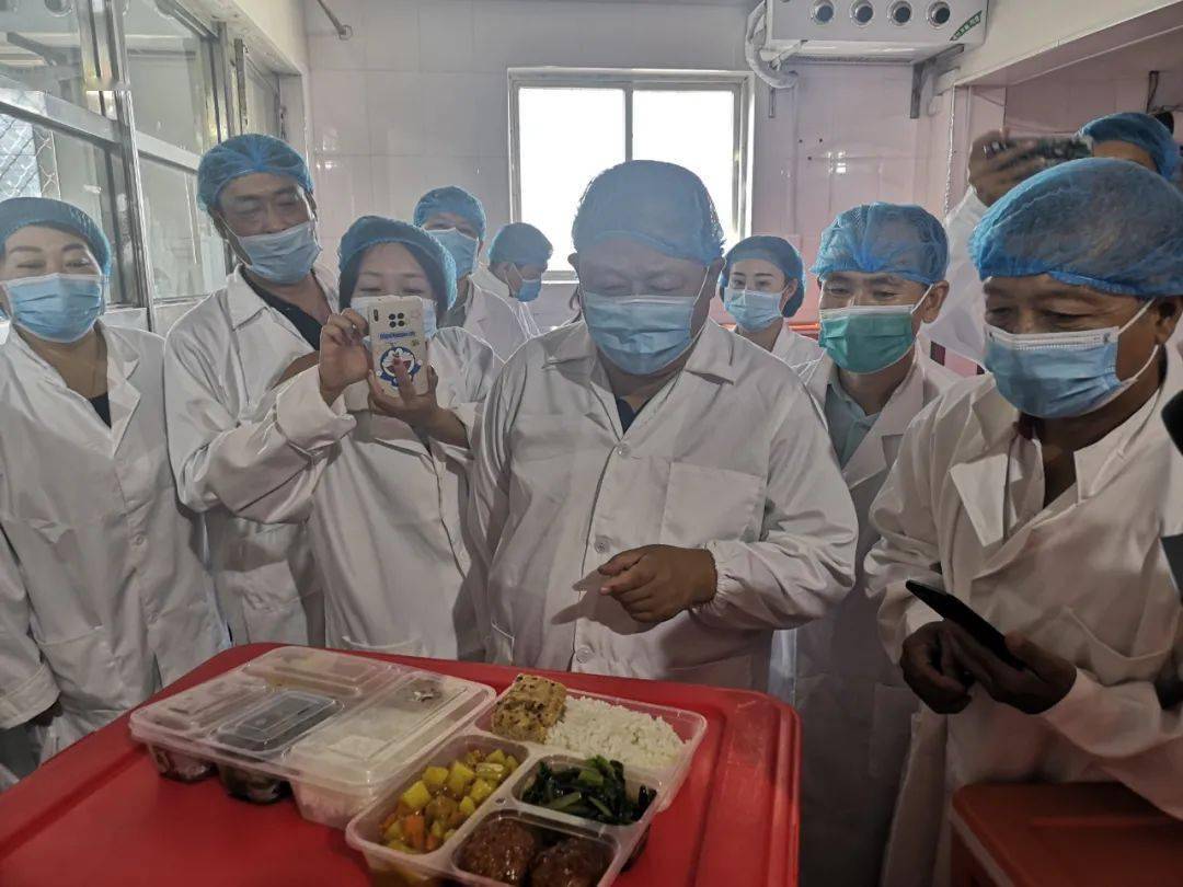 右一:区人大代表苗广义上午11点,福满鑫源餐饮有限公司厨房内一片忙碌