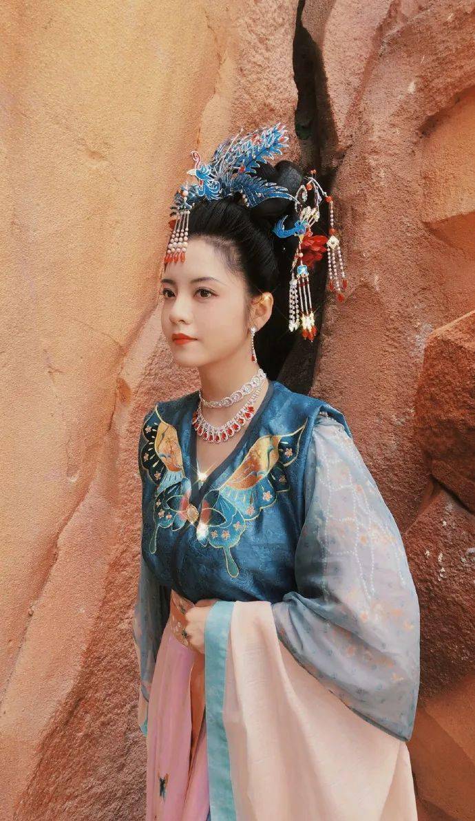 一人一生活吴晨一颦一笑间流露出古典韵味00后女孩传承汉服华美