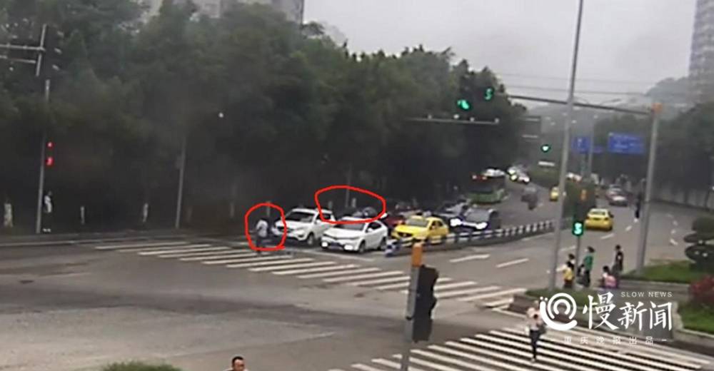 男子急速闯红灯撞死过斑马线行人，深圳警方传递|过了红灯停在斑马线上|红灯闯了一半停路中间
