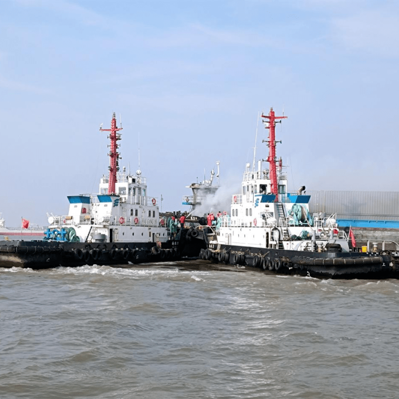 长江上海段宝山锚地一集装箱船起火船上11人全部获救