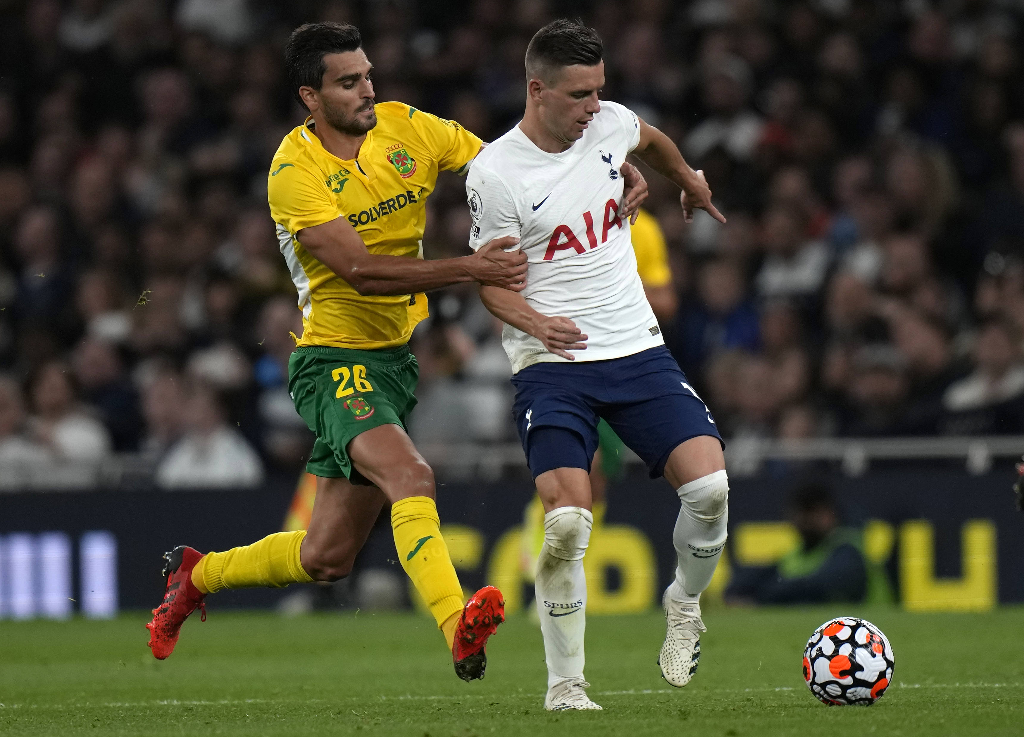 8月26日,托特纳姆热刺队球员洛塞尔索(右)与费雷拉队球员皮雷斯拼抢.