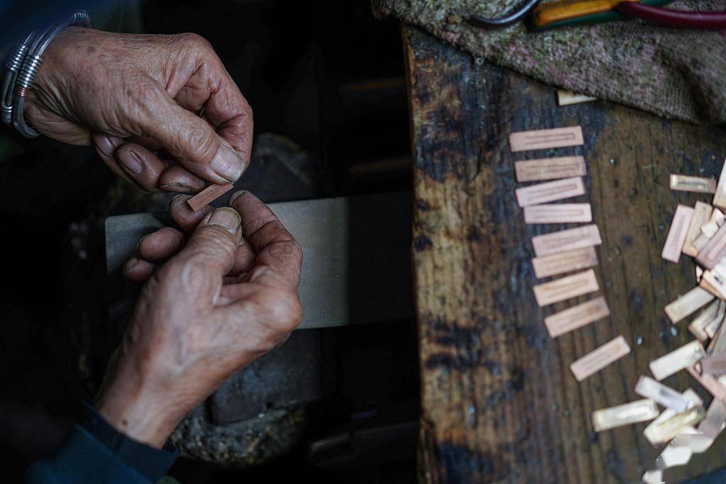 罗大富/视觉中国苗族芦笙的制作传承了中国古代传统簧管乐器的制作