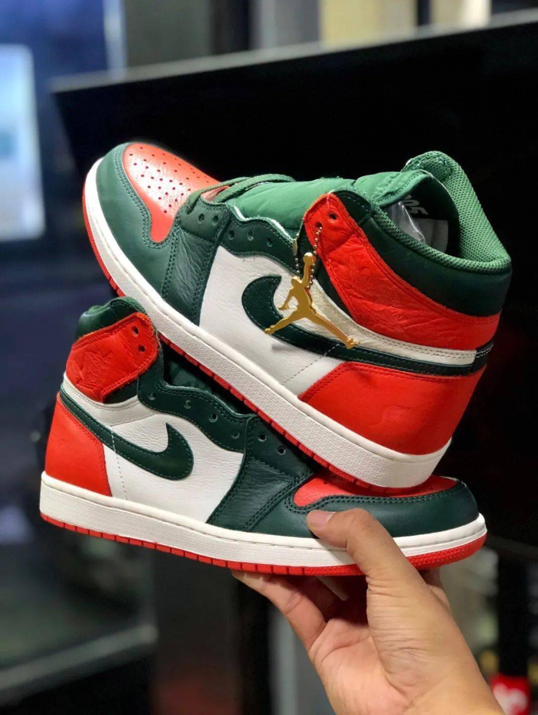 但有别于黑扣碎 本款采用的并非是类似平常的 aj1 皮革款式 鞋身的