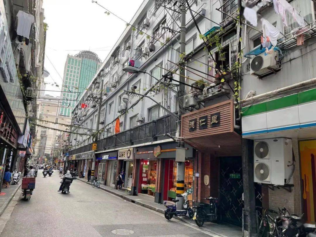 当年东方旅社的门牌号是三马路222号,是公共租界里一家中等规模的西式