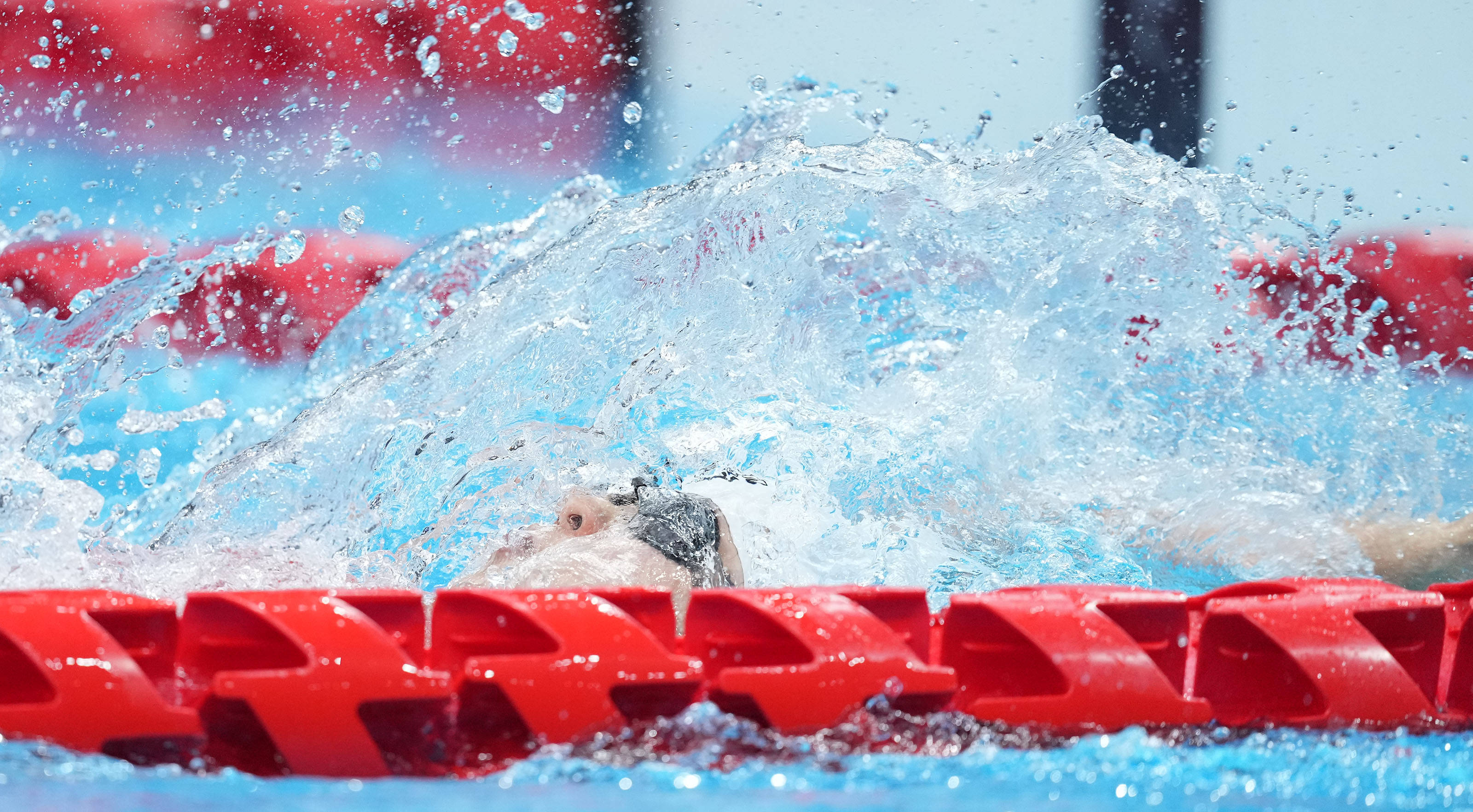 在东京残奥会女子100米仰泳s11级决赛中,中国选手蔡丽雯,王欣怡