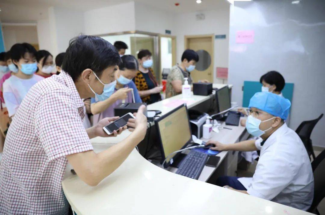 合肥市蜀山区南七街道卫生服务中心医护人员正在给市民接种新冠疫苗