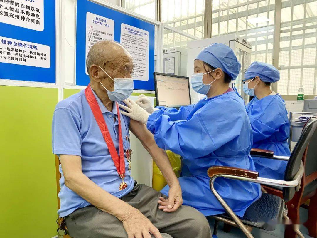 连南90岁高龄老兵积极接种新冠疫苗老年人接种新冠疫苗热情持续高涨