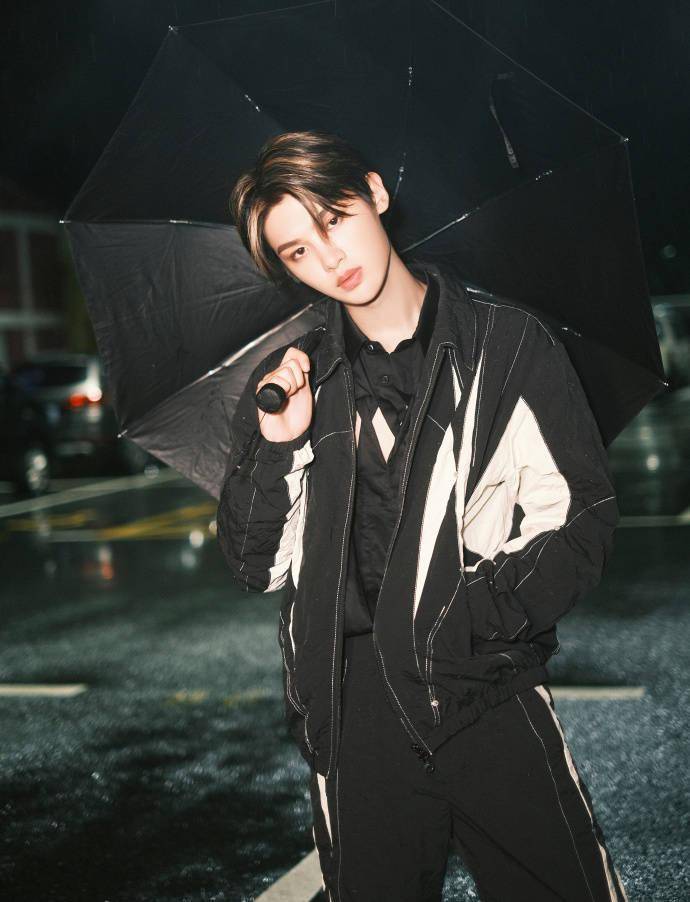 消息黄明昊这就是潮流造型图释出雨夜撑伞氛围感拉满