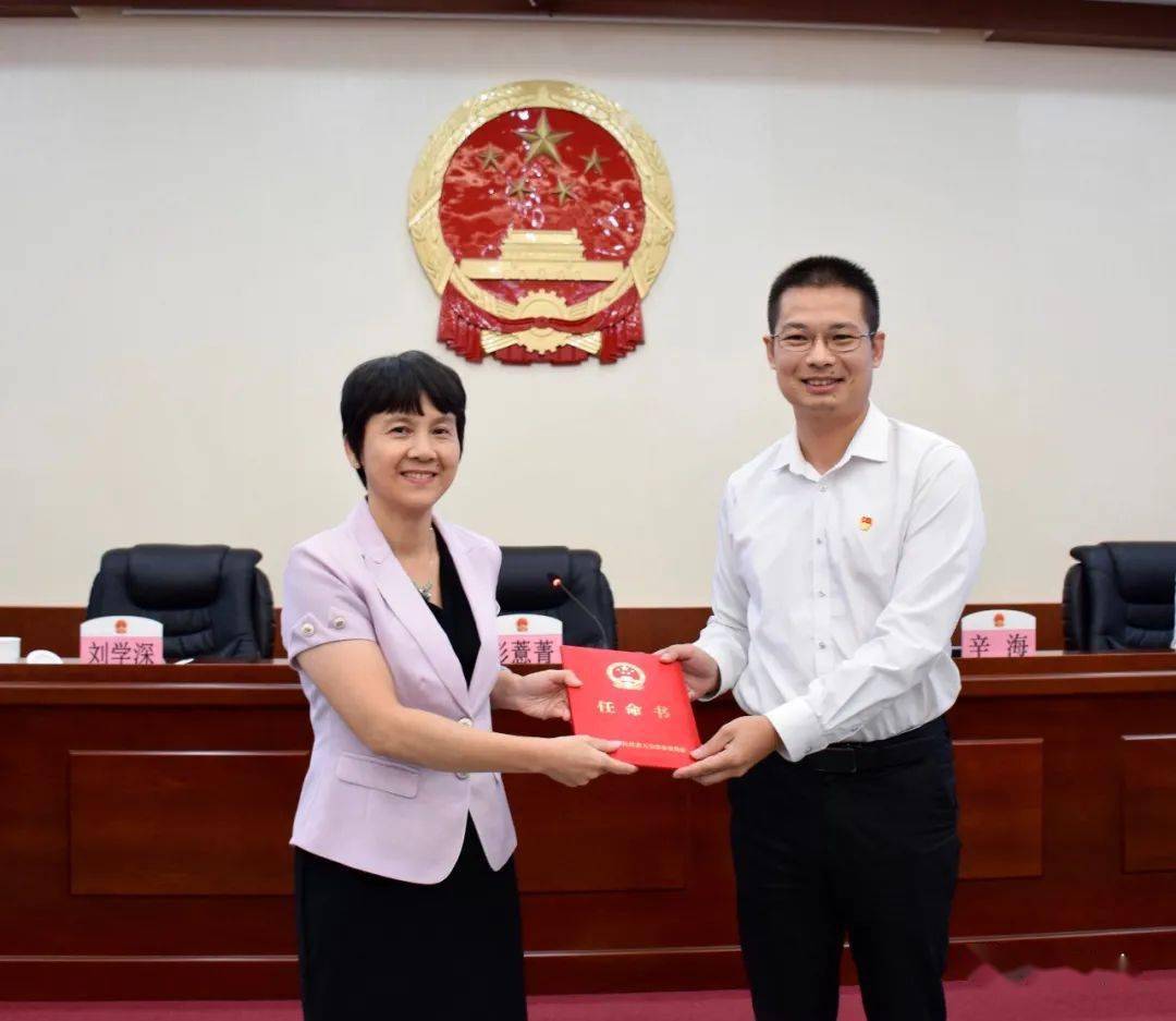 《关于接受陈月,郑伟锋同志辞去陆丰市人民政府副市长职务的决定》等