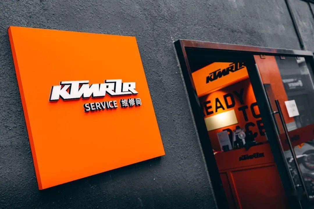 橙色包裹一抹蓝打卡北京ktm胡斯瓦纳双品牌形象店丨视界