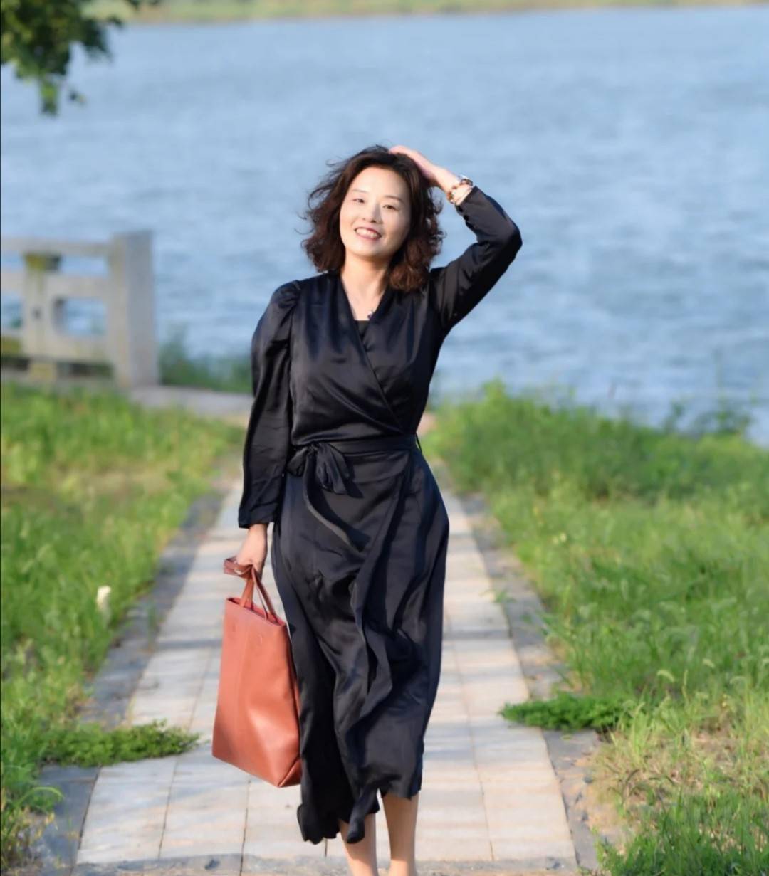 年过五十身材微胖怎么穿看看这位姐姐的穿搭不仅优雅还很漂亮