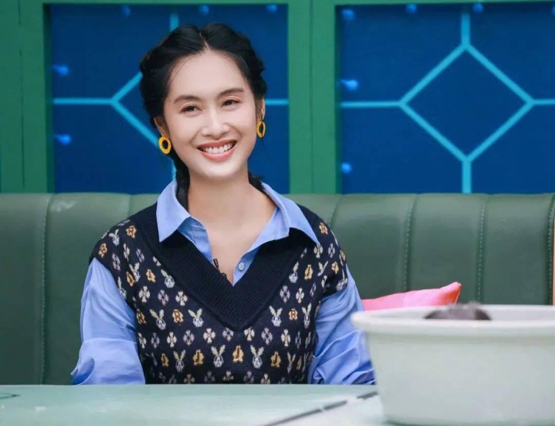 朱茵愤怒发文上热搜:黄贯中,谁才是你老婆?