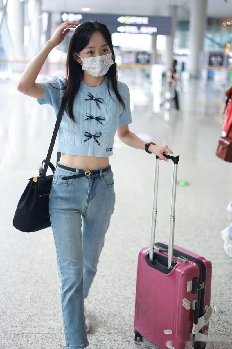 街拍何泓姗身着露脐上衣秀出小蛮腰蝴蝶结造型吸睛加分