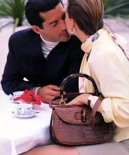 棕色|秋天背什么包？跟着这些明星抄作业就成！