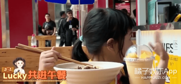 朱茵|铁汉黄贯中也有柔情时！对女儿宠爱对朱茵温柔，万幸没受渣爹影响