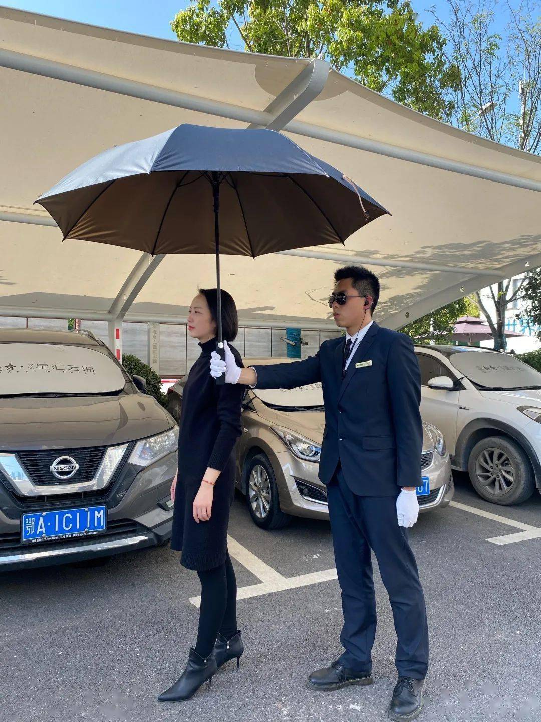 相随 贴心相伴礼宾人员为远道而来的宾客提供撑伞服务一言一行皆品质