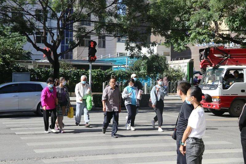 曝光崆峒中心城区行人过斑马线闯红灯